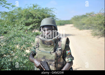 Un soldato del Burundi, come parte della missione dell Unione Africana in Somalia, di pattuglia nei pressi della città di Merca il 2 febbraio. Si trova a circa 70km a sud-ovest di Mogadiscio, Merca è un antico porto della città che è stata fondata nel V secolo e fu una popolare meta di vacanza prima della guerra civile scoppiata in Somalia nel 1991. AU-ONU IST foto / TOBIN JONES. Foto Stock