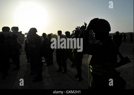 Le truppe ugandesi si radunano insieme in anticipo di un anticipo su diversi Al Shabab città controllato il 12 febbraio. Le truppe ugandesi, come parte della missione dell Unione Africana in Somalia (AMISOM), con avanzate da truppe somale Esercito Nazionale (SNA) su tre città nel basso Scebeli regione della Somalia in una operazione denominata 'Boot sul terreno" il 14 febbraio. Tutte e tre le città, Janaale, Aw Dheegle e Barrire, sceso in forze alleate con un po' di resistenza del gruppo terroristico Al Shabab. AU ONU IST foto / TOBIN JONES Foto Stock