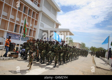 SOMALIA, Mogadiscio: In fotografia scattata e rilasciato dall'African Union-United Nazioni Informazioni sul team di supporto 12 aprile 2013, i soldati del somalo Esercito Nazionale marzo durante una parata militare che segna il 53° anniversario della SNA tenutosi presso il recentemente ristrutturato il Ministero della Difesa nella capitale somala Mogadiscio. La Somalia è in fase di ricostruzione è esercito, insieme con molte istituzioni statali e strutture dopo essere oppresso da anni di conflitto interno e della divisione e sta godendo il più lungo periodo di relativa pace poiché le operazioni principali da SNA supportato da forze dell Unione Africana Missio Foto Stock