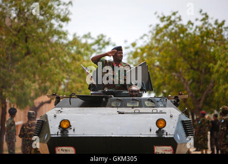 SOMALIA, Mogadiscio: In fotografia scattata e rilasciato dall'African Union-United Nazioni Informazioni sul team di supporto 12 aprile 2013, un tiratore di un blindato di trasporto di personale somalo Esercito Nazionale saluta durante una parata militare che segna il 53° anniversario della SNA tenutosi presso il recentemente ristrutturato il Ministero della Difesa nella capitale somala Mogadiscio. La Somalia è in fase di ricostruzione è esercito, insieme con molte istituzioni statali e strutture dopo essere oppresso da anni di conflitto interno e della divisione e sta godendo il più lungo periodo di relativa pace poiché le operazioni principali da SNA supportato da Foto Stock