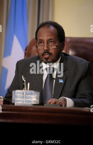 SOMALIA, Mogadiscio: In fotografia scattata e rilasciato dall'African Union-United Nazioni Informazioni sul team di supporto 19 aprile 2013, il Presidente somalo Hassan Sheik Mohamud è visto nel suo ufficio presidenziale all'interno di Villa Somalia, il complesso che ospita il governo somalo della capitale Mogadiscio. Elencati in questo anno la rivista Time elenco delle 100 persone più influenti, Mohamud è presidente della Somalia il primo governo democraticamente eletto dopo due decenni di guerra civile disordini e conflitti nel Corno d Africa nazione. AU-ONU IST foto / STUART PREZZO. Foto Stock