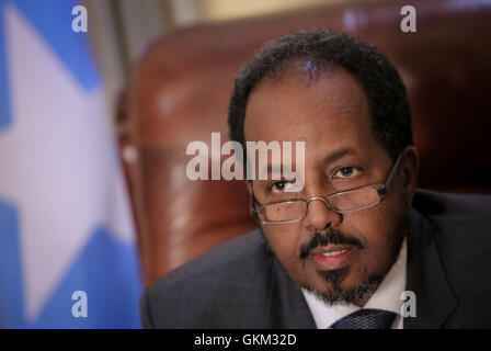 SOMALIA, Mogadiscio: In fotografia scattata e rilasciato dall'African Union-United Nazioni Informazioni sul team di supporto 19 aprile 2013, il Presidente somalo Hassan Sheik Mohamud è visto nel suo ufficio presidenziale all'interno di Villa Somalia, il complesso che ospita il governo somalo della capitale Mogadiscio. Elencati in questo anno la rivista Time elenco delle 100 persone più influenti, Mohamud è presidente della Somalia il primo governo democraticamente eletto dopo due decenni di guerra civile disordini e conflitti nel Corno d Africa nazione. AU-ONU IST foto / STUART PREZZO. Foto Stock