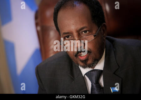 SOMALIA, Mogadiscio: In fotografia scattata e rilasciato dall'African Union-United Nazioni Informazioni sul team di supporto 19 aprile 2013, il Presidente somalo Hassan Sheik Mohamud è visto nel suo ufficio presidenziale all'interno di Villa Somalia, il complesso che ospita il governo somalo della capitale Mogadiscio. Elencati in questo anno la rivista Time elenco delle 100 persone più influenti, Mohamud è presidente della Somalia il primo governo democraticamente eletto dopo due decenni di guerra civile disordini e conflitti nel Corno d Africa nazione. AU-ONU IST foto / STUART PREZZO. Foto Stock