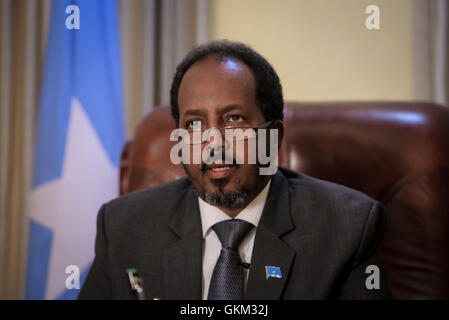 SOMALIA, Mogadiscio: In fotografia scattata e rilasciato dall'African Union-United Nazioni Informazioni sul team di supporto 19 aprile 2013, il Presidente somalo Hassan Sheik Mohamud è visto nel suo ufficio presidenziale all'interno di Villa Somalia, il complesso che ospita il governo somalo della capitale Mogadiscio. Elencati in questo anno la rivista Time elenco delle 100 persone più influenti, Mohamud è presidente della Somalia il primo governo democraticamente eletto dopo due decenni di guerra civile disordini e conflitti nel Corno d Africa nazione. AU-ONU IST foto / STUART PREZZO. Foto Stock