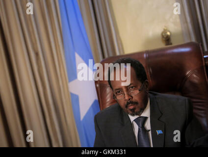 SOMALIA, Mogadiscio: In fotografia scattata e rilasciato dall'African Union-United Nazioni Informazioni sul team di supporto 19 aprile 2013, il Presidente somalo Hassan Sheik Mohamud è visto nel suo ufficio presidenziale all'interno di Villa Somalia, il complesso che ospita il governo somalo della capitale Mogadiscio. Elencati in questo anno la rivista Time elenco delle 100 persone più influenti, Mohamud è presidente della Somalia il primo governo democraticamente eletto dopo due decenni di guerra civile disordini e conflitti nel Corno d Africa nazione. AU-ONU IST foto / STUART PREZZO. Foto Stock