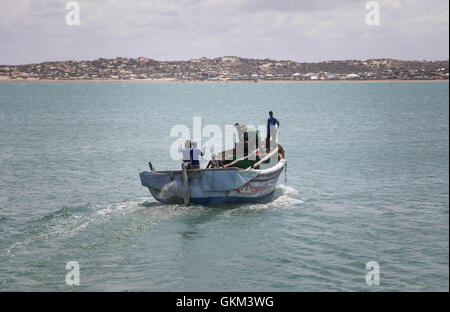 SOMALIA, Kismayo: In una fotografia scattata il 15 luglio 2013 e rilasciato dall'African Union-United Nazioni Informazioni sul team di supporto 22 luglio, una barca che effettuano il trasporto di alimenti e produrre è visto nel porto di Kismayo seaport nel sud della Somalia. AU-ONU IST foto / RAMADAN Mohamed HASSAN. Foto Stock