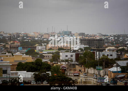 SOMALIA, Mogadiscio: una fotografia presa 05 agosto 2013 e rilasciato dall'African Union-United Nazioni Informazioni sul team di supporto 06 Agosto, mostra una vista generale di Mogadiscio skyline guardando verso il centro della città e il quartiere centrale degli affari della capitale somala. 06 Agosto segna 2 anni poiché la Al Qaeda affiliate del gruppo estremista al Shabaab hanno ritirato da Mogadiscio seguenti operazioni sostenuta da forze del somalo Esercito Nazionale (SNA) appoggiato dalle truppe della missione dell Unione Africana in Somalia (AMISOM) per riprendere la città. Poiché il gruppo di partenza del paese capitale ha ristabilito la Foto Stock