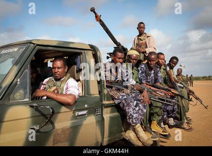 SOMALIA, Kismayo: In un'immagine presa e rilasciata dall'African Union-United Nazioni Informazioni sul team di supporto 22 agosto 2013, combattenti appartenenti alla Ras Brigata Kimboni ride sul retro di una macchina montato carrello sapere come un tecnico in aeroporto di Kismayo nel sud della Somalia. Almeno sette al Shabaab militanti sono stati uccisi e il loro veicolo distrutto questa mattina seguente il loro tentativo di attaccare la missione dell Unione Africana in Somalia (AMISOM) camp a Kismayo Aeroporto Internazionale nel sud della Somalia. Truppe AMISOM sventato il primo attacco di indagine da Al Qaeda legata fighters che ha cominciato a Foto Stock