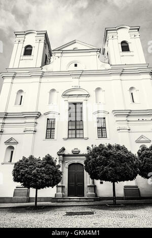 Chiesa dei Gesuiti in Skalica, Repubblica slovacca. Architettura religiosa. Luogo di culto. Foto in bianco e nero. Il patrimonio culturale. Foto Stock