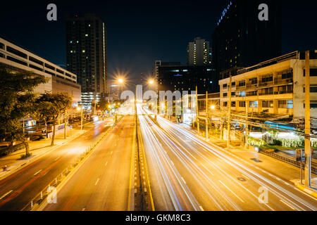 Thanon Si Ayutthaya di notte a Bangkok, in Thailandia. Foto Stock