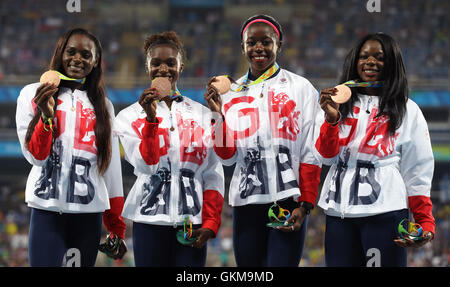 (Da sinistra a destra) Gran Bretagna Daryll Neita, Dina Asher-Smith, Desiree Henry e Asha Filippo con le loro medaglie di bronzo dopo aver terminato terzo in Donne Staffetta 4 x 100m presso lo Stadio Olimpico e il quindicesimo giorno del Rio Giochi Olimpici, Brasile. Foto Stock