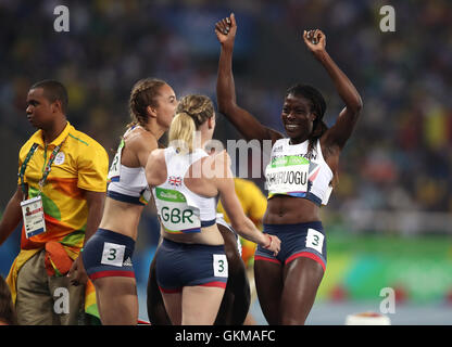 Gran Bretagna Christine Ohuruogu, Eilidh Doyle, Anyika Onuora e Emily Diamond festeggiare il bronzo a seguito delle donne 4x400m relè finale allo Stadio Olimpico e il quindicesimo giorno del Rio Giochi olimpici, Brasile. Foto Stock