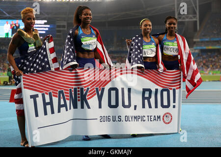 Stati Uniti d'America's Natasha Hastings, Phyllis Francesco, Allyson Felix e Courtney Okolo celebrare la vittoria a seguito delle donne 4x400m relè finale allo Stadio Olimpico e il quindicesimo giorno del Rio Giochi olimpici, Brasile. Foto Stock