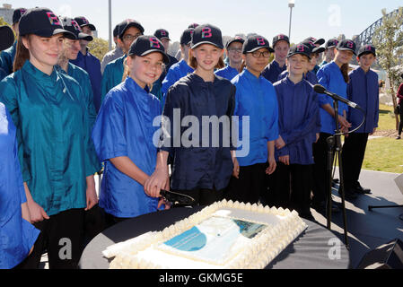 Australia. 21 Ago, 2016. Una torta di compleanno è stato tagliato da 'Sydney Coro dei Bambini" per contrassegnare il primo compleanno del Sydney Harbour spettacolare parco operazioni automatiche di fine campo, molo di Barangaroo riserva e si è tenuto il 21 agosto 2016 a Sydney. L anniversario è coinciso con il giorno finale della grande esposizione di scultura "culpture a Barangaroo'. Credito: Hugh Peterswald/Pacific Press/Alamy Live News Foto Stock