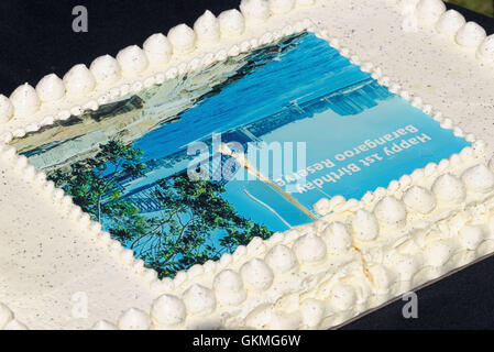 Australia. 21 Ago, 2016. Una torta di compleanno è stato tagliato durante celebrazioni speciali per contrassegnare il primo compleanno del Sydney Harbour spettacolare parco operazioni automatiche di fine campo, molo di Barangaroo riserva e si è tenuto il 21 agosto 2016 a Sydney. L anniversario è coinciso con il giorno finale della grande esposizione di scultura "culpture a Barangaroo'. Credito: Hugh Peterswald/Pacific Press/Alamy Live News Foto Stock