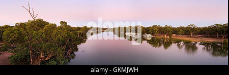 Ampio panorama del fiume Murray i lati in Victoria e New South Wales membri dell Australia vicino a Mildura città regionali. Terreno pianeggiante wi Foto Stock