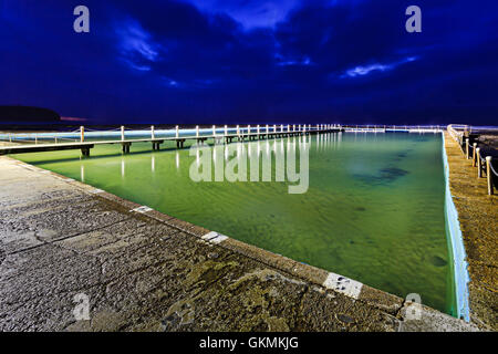 Ampia dimensione Olimpica 50m rock pool a Collaroy Beach di Sydney al Tramonto con nessun nuotatori. Sempre trasparente acqua di piscina Foto Stock