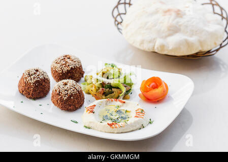 Falafel hummus houmus starter snack ristoranti mediorientali mezze platter Foto Stock