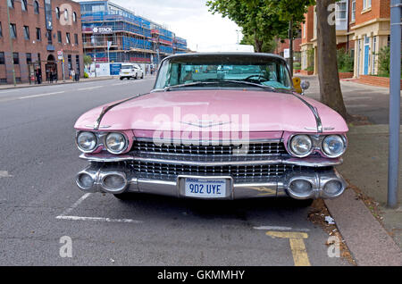 1959 Rosa Cadillac Deville parcheggiato a Londra. Foto Stock