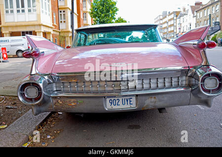 Pink Cadillac da dietro, parcheggiato in una strada di Londra Foto Stock