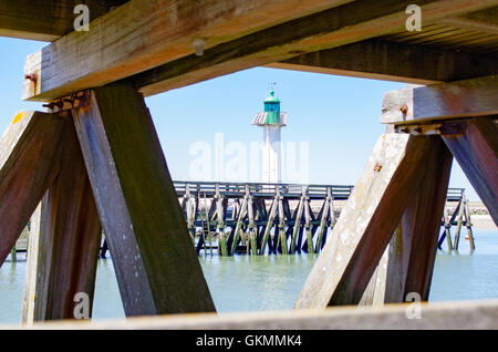 Faro di Deauville visto da un altro lato di La fiume Touques, da sotto il Molo Jetty di Trouville Foto Stock