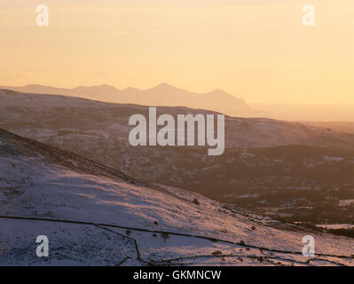 Vista tramonto da Moel y Ci, alla costa e triple picchi di Yr Eifl all'estremità orientale della penisola di Lleyn Foto Stock