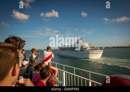 Isola di Wight traghetti passeggeri a guardare la nave da crociera Balmoral lussuosa nave da crociera lasciando Southampton, Hampshire, Regno Unito Foto Stock