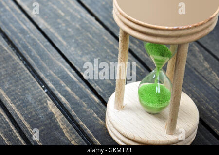 Clessidra vicino sul tavolo di legno Foto Stock