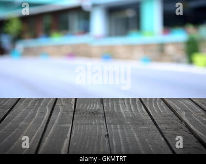 Svuotare tavolo in legno e il cafe' all'aperto Foto Stock