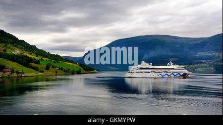 Aida Aura all'ancoraggio, Olden, Norvegia Foto Stock