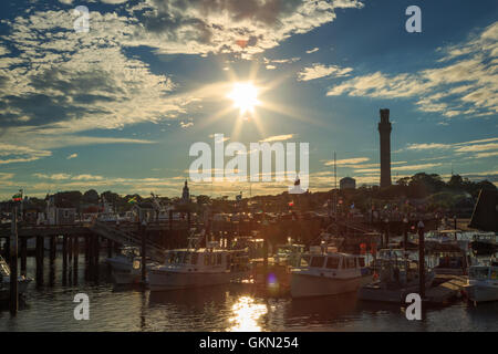 Un pigro tramonto nel porto a Provincetown, Cape Cod, Massachusetts. Foto Stock