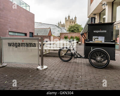 Wagamama Retail Outlet, Exeter City Centre, Devon, bicicletta, segnaletica, area salotto Foto Stock