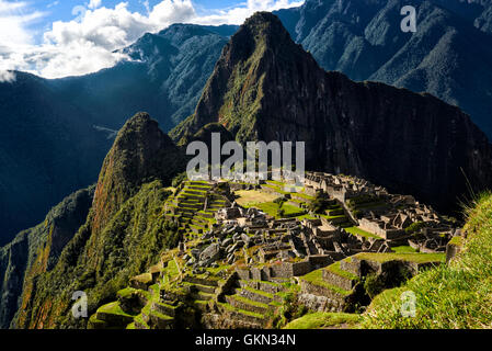 MACHU PICCHU, Perù - 31 Maggio 2015: Vista della antica città Inca di Machu Picchu. Il 15-esimo secolo sito Inca."Città perduta del Foto Stock