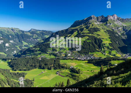 Vista della città di Engelberg, Obvaldo, Svizzera, situata in una valle tra le montagne. Foto Stock