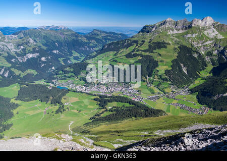 Vista della città di Engelberg, Obvaldo, Svizzera, situata in una valle tra le montagne. Foto Stock