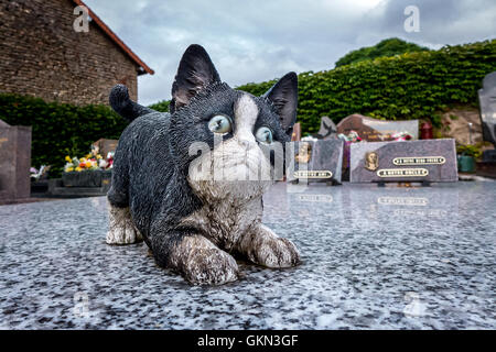 Un cimitero isolato in Marcilly-Ogny nelle zone rurali di Borgogna Francia. Foto Stock