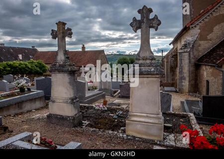 Un cimitero isolato in Marcilly-Ogny nelle zone rurali di Borgogna Francia. Foto Stock