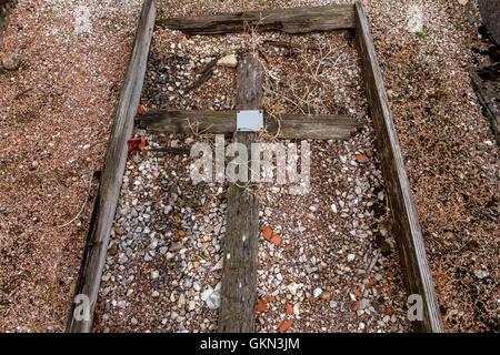 Un cimitero isolato in Marcilly-Ogny nelle zone rurali di Borgogna Francia. Foto Stock