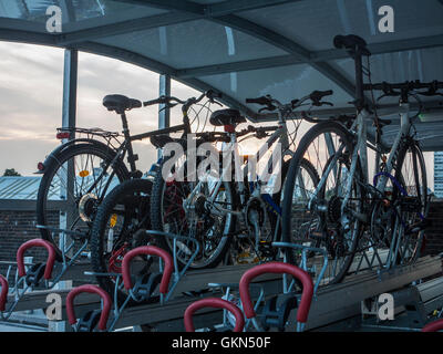 Le biciclette di " commuters " alta impilati a Clapham Junction Station di Londra Foto Stock