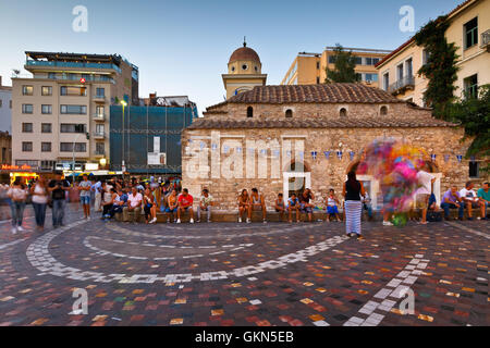 Le persone a una vecchia chiesa a Monastiraki piazza nel centro di Atene. Foto Stock