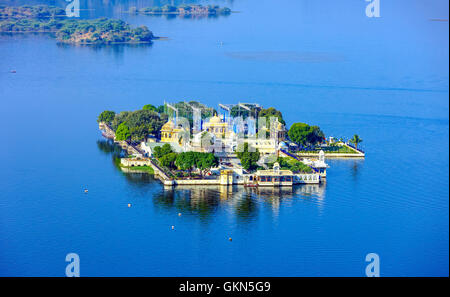 Jag Mandir è un palazzo costruito su un'isola nel Lago Pichola. È anche chiamato il "Giardino del Lago Palace'. Foto Stock