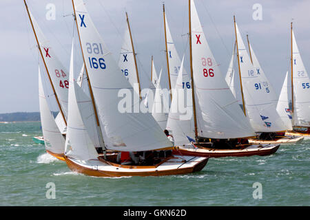 XOD X0D X Boat yacht racing Artemis spinnaker eseguire gara barca Cowes Week Isle of Wight UK bouy navigation mark NYK Line bianco e nero vele grafico fotografo silhouette di numeri in spiaggia Foto Stock
