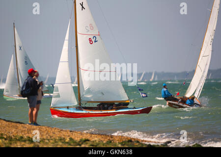 X0D XOD X Boat racing dal verde di spettatori Cowes Week Isle of Wight vele race yacht racing racing beach Foto Stock