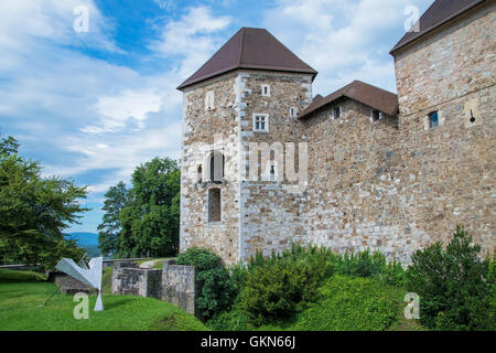Parte anteriore del castello di Ljubljana con statua in Slovenia Foto Stock