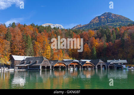 Boathouses di legno lungo il Königssee / Kings lago in autunno, Parco Nazionale di Berchtesgaden, Alpi Bavaresi, Baviera, Germania Foto Stock