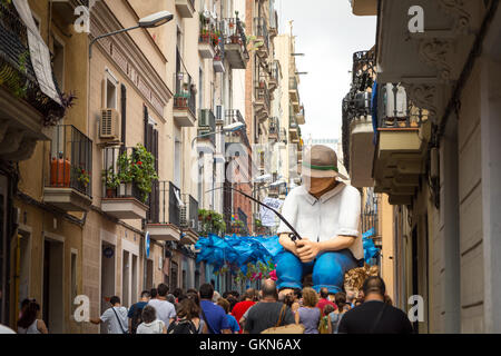 Un gigante pescatore decorazione che è stato creato da vicini su una strada nel quartiere di Gracia durante la Festa de Gracia. Foto Stock