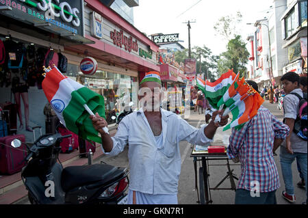 L'immagine di indiani bandiera nazionale del venditore nel mercato Allaepy, Kerala, India Foto Stock