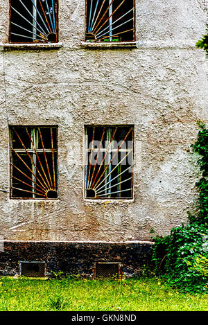 Haus mit Fenstern vergitterten; Casa con finestre sbarrate Foto Stock