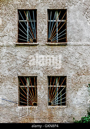 Haus mit Fenstern vergitterten; Casa con finestre sbarrate Foto Stock