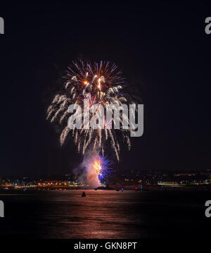 Fuochi d'artificio sul lungomare. Foto Stock